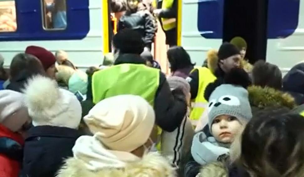 Imagini din gara disperării din Lvov | Mame cu bebeluşi în braţe imploră să fie luate în trenul salvării 753507