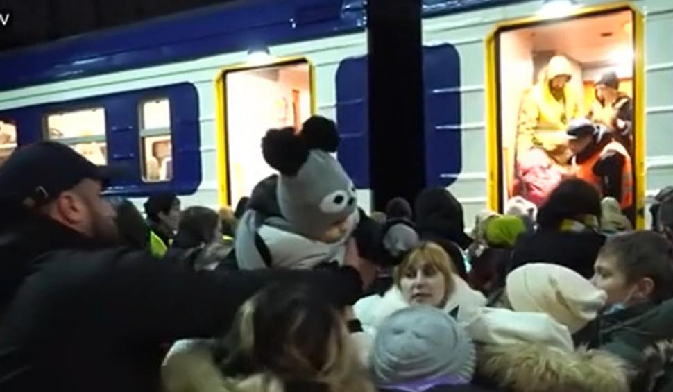 Imagini din gara disperării din Lvov | Mame cu bebeluşi în braţe imploră să fie luate în trenul salvării 753508