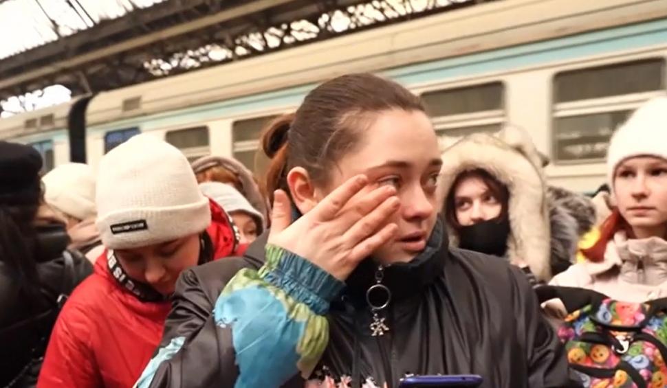 Imagini din gara disperării din Lvov | Mame cu bebeluşi în braţe imploră să fie luate în trenul salvării 753509