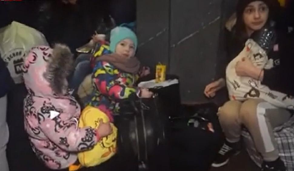 Imagini din gara disperării din Lvov | Mame cu bebeluşi în braţe imploră să fie luate în trenul salvării 753512