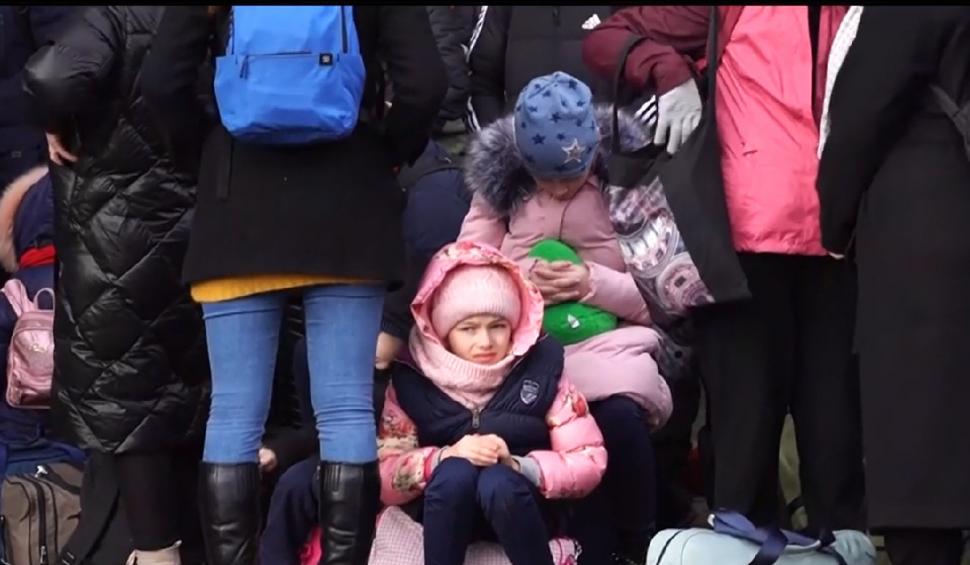 Imagini din gara disperării din Lvov | Mame cu bebeluşi în braţe imploră să fie luate în trenul salvării 753513