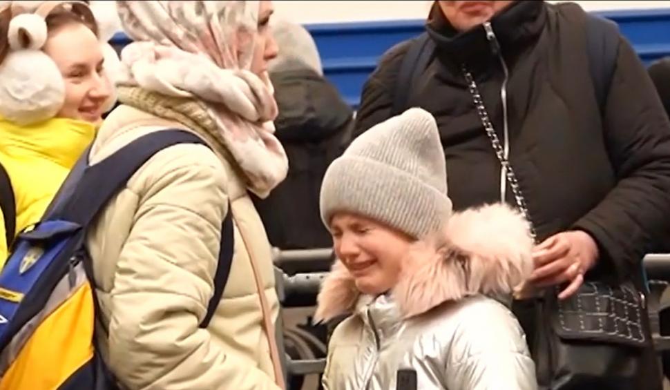 Imagini din gara disperării din Lvov | Mame cu bebeluşi în braţe imploră să fie luate în trenul salvării 753514