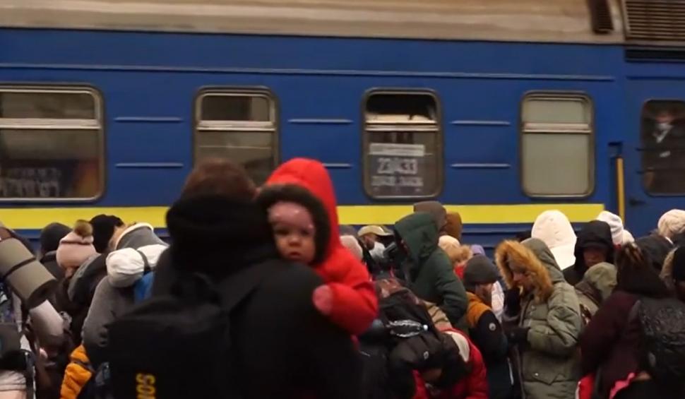 Imagini din gara disperării din Lvov | Mame cu bebeluşi în braţe imploră să fie luate în trenul salvării 753515