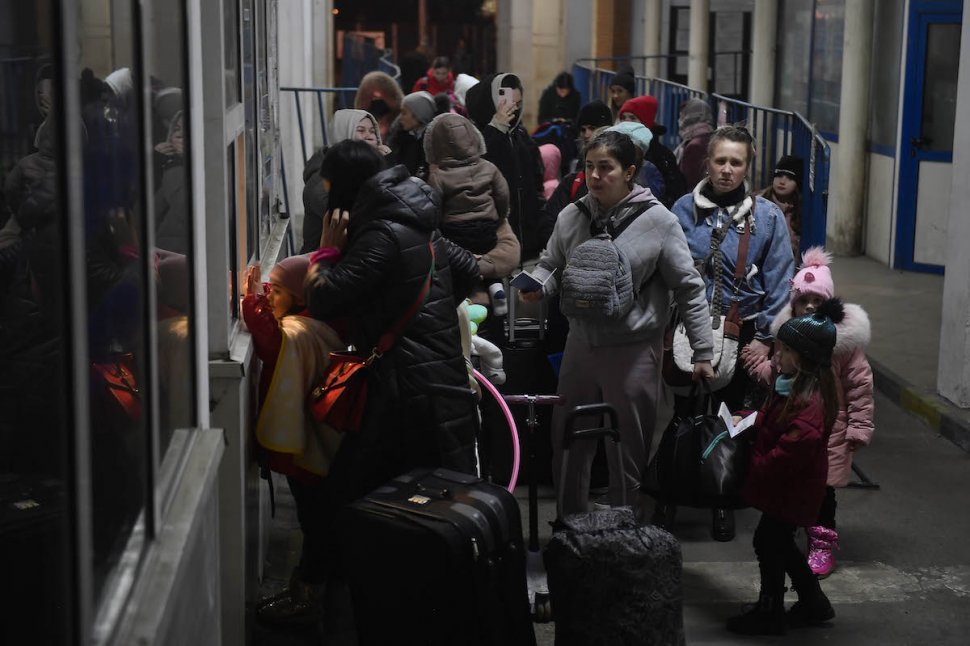 Peste 120.000 de persoane au fugit prin graniţa de vest a Ucrainei în ultimele 24 de ore