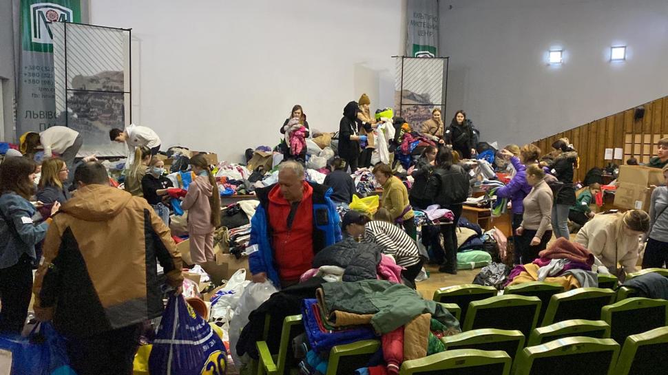 Miracolul umanităţii! În Lvov teama de război nu a înfrânt bunătatea. Zeci de voluntari încearcă să ajute 753725