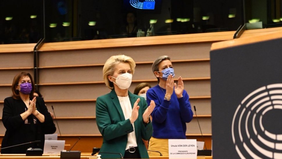 Volodimir Zelenski, aplaudat la scenă deschisă în Parlamentul European! Translatorul a izbucnit în lacrimi în timp ce traducea discursul