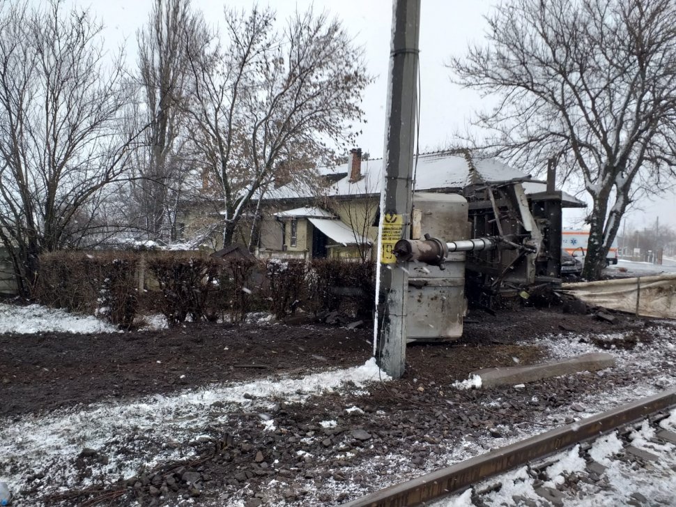 Un tren de călători a lovit o autobasculantă, în Brăila. Mașina a fost proiectată într-o casă
