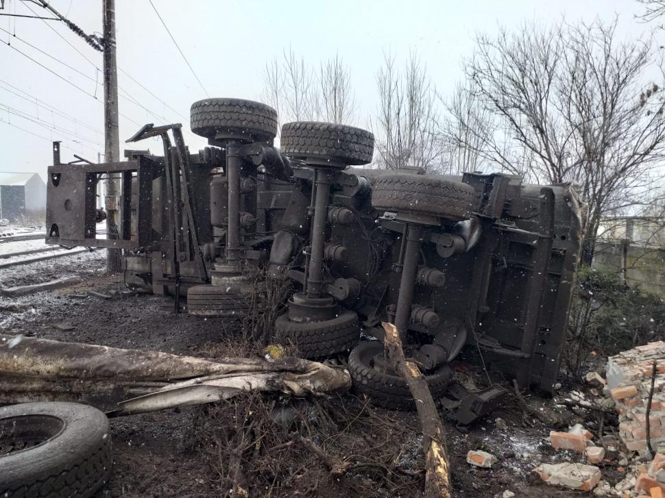 Un tren de călători a lovit o autobasculantă, în Brăila. Mașina a fost proiectată într-o casă 753853