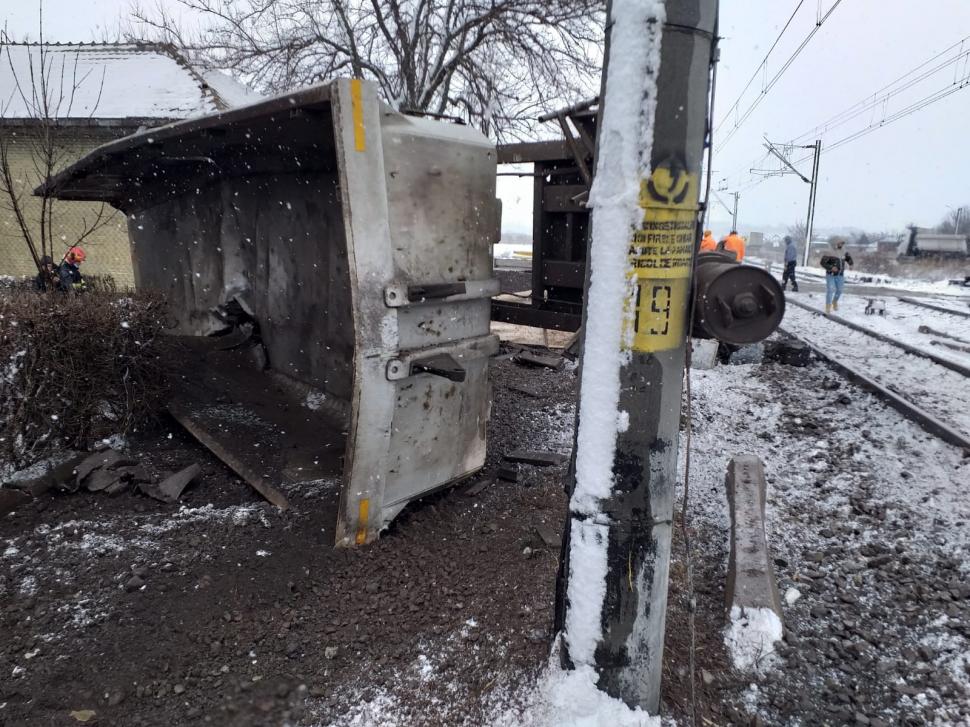 Un tren de călători a lovit o autobasculantă, în Brăila. Mașina a fost proiectată într-o casă 753855