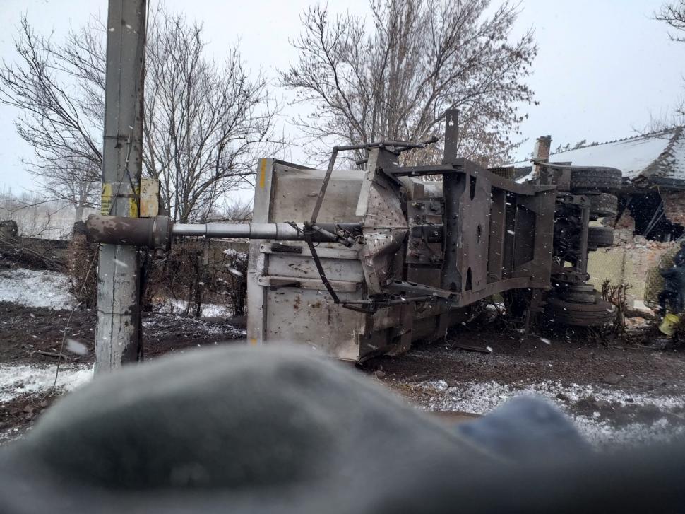 Un tren de călători a lovit o autobasculantă, în Brăila. Mașina a fost proiectată într-o casă 753856