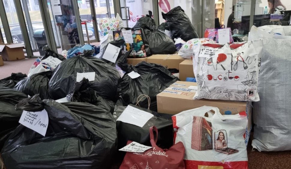 Bucureştenii au donat trei tone de produse pentru refugiaţii din Ucraina, la centrul de la Arena Naţională