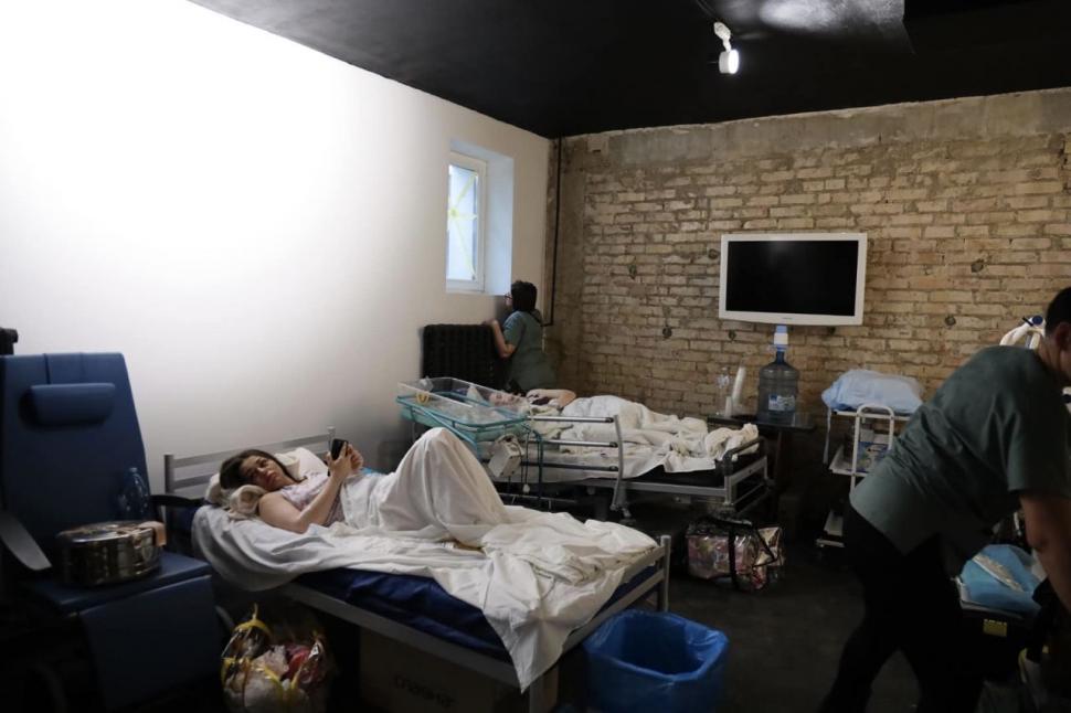 Copii români nou-născuți din mame surogat ucrainene nu mai au provizii, în buncărul unde se ascund 753870