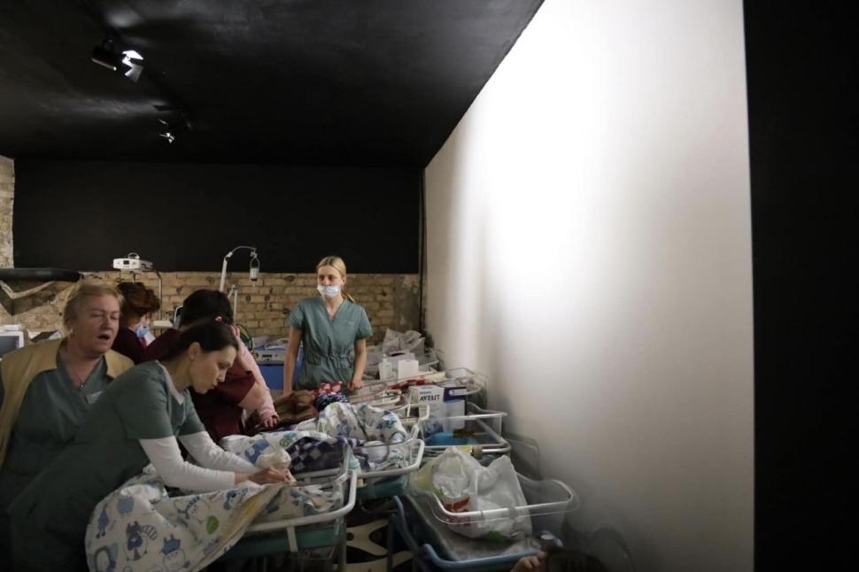 Copii români nou-născuți din mame surogat ucrainene nu mai au provizii, în buncărul unde se ascund 753871