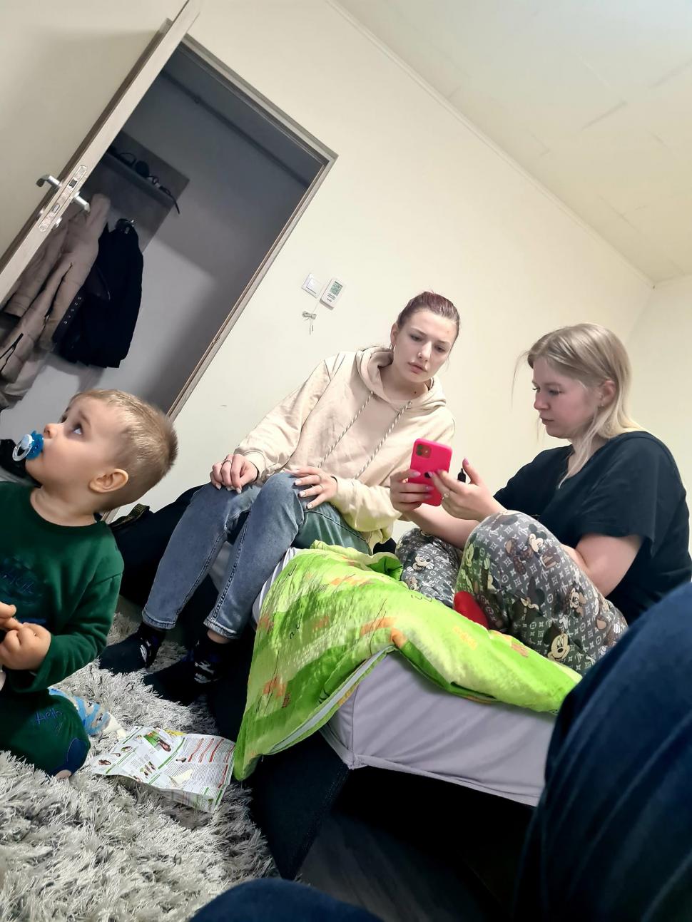 3 fete de 20 de ani au fugit din Ucraina și au rămas cu mașina stricată în drum. Aveau 2 câini, o pisică și un ghiozdan. Ce au făcut românii când le-au văzut 753902