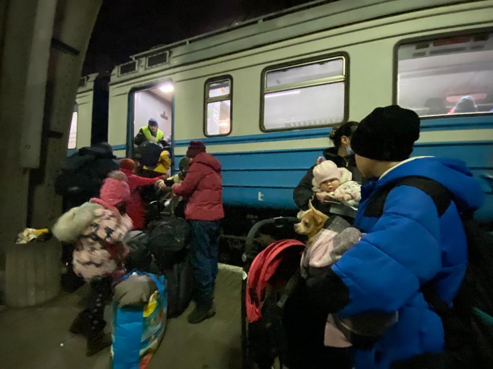 Război în Ucraina. Un loc în tren, înseamnă un loc la viaţă | În Lvov lupta pentru supraviețuire se duce peste tot 753989