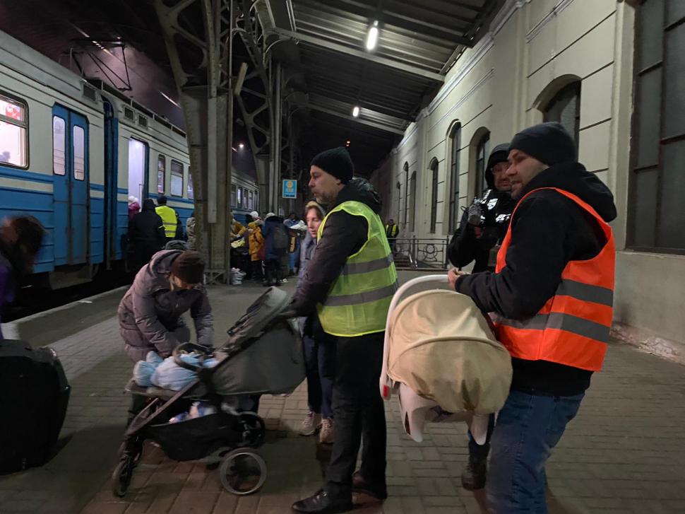 Război în Ucraina. Un loc în tren, înseamnă un loc la viaţă | În Lvov lupta pentru supraviețuire se duce peste tot 753994