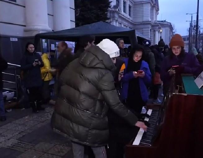 Război în Ucraina. Un loc în tren, înseamnă un loc la viaţă | În Lvov lupta pentru supraviețuire se duce peste tot 754003