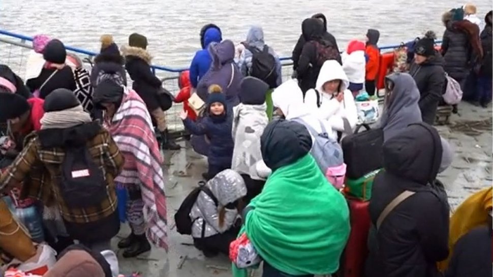 Măsuri maxime de securitate pe Dunăre. Mii de ucraineni intră în România prin Vama Isaccea, obosiţi, îngrijoraţi, înfriguraţi