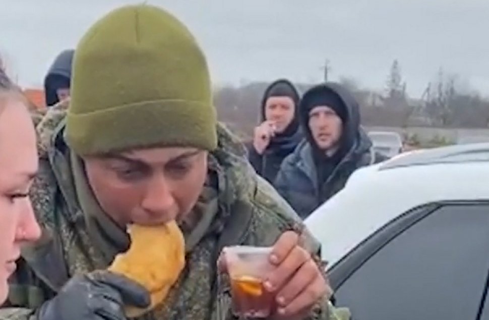 Un militar rus, devenit prizonier de război, izbucnește în plâns atunci când primește hrană de la ucraineni