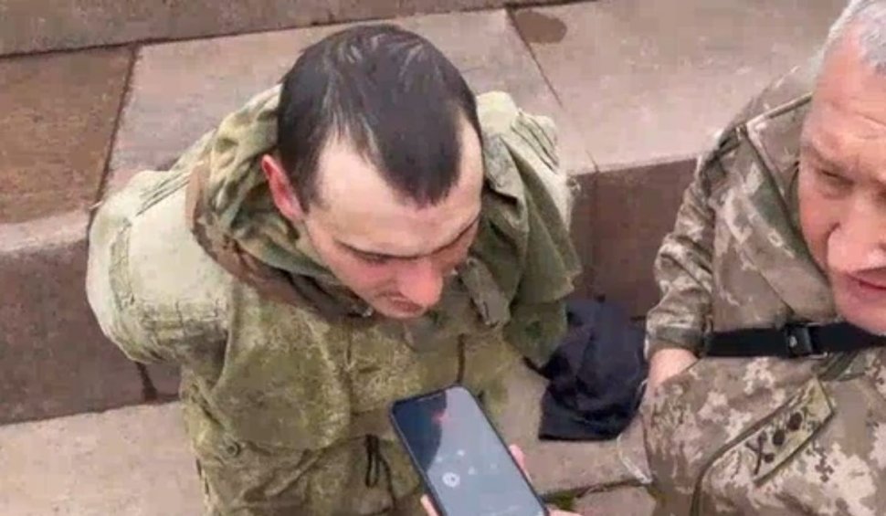"Tată, ne-au întins o capcană" | Soldat rus, luat prizonier în Ucraina, pus să-și sune părinţii