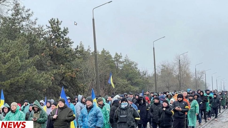 Ucrainenii au format un scut uman în fața centralei nucleare. Încearcă din răsputeri să blocheze înaintarea rușilor