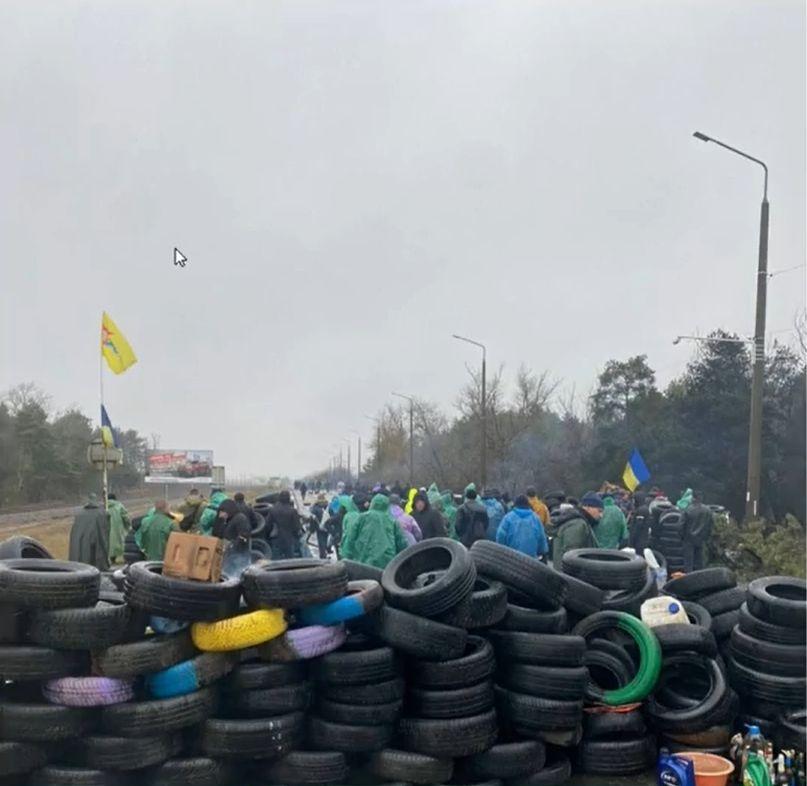 Ucrainenii au format un scut uman în fața centralei nucleare. Încearcă din răsputeri să blocheze înaintarea rușilor 753874