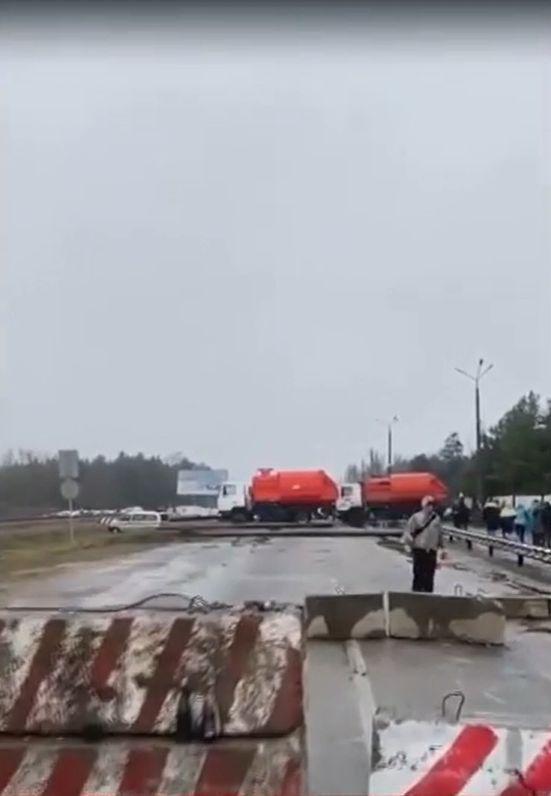 Ucrainenii au format un scut uman în fața centralei nucleare. Încearcă din răsputeri să blocheze înaintarea rușilor 753875