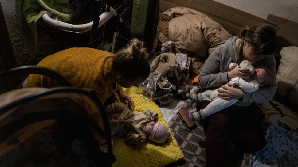 Zeci de mame cu copii au ajuns în România cu ”autocarul speranței” după 50 de ore la graniță