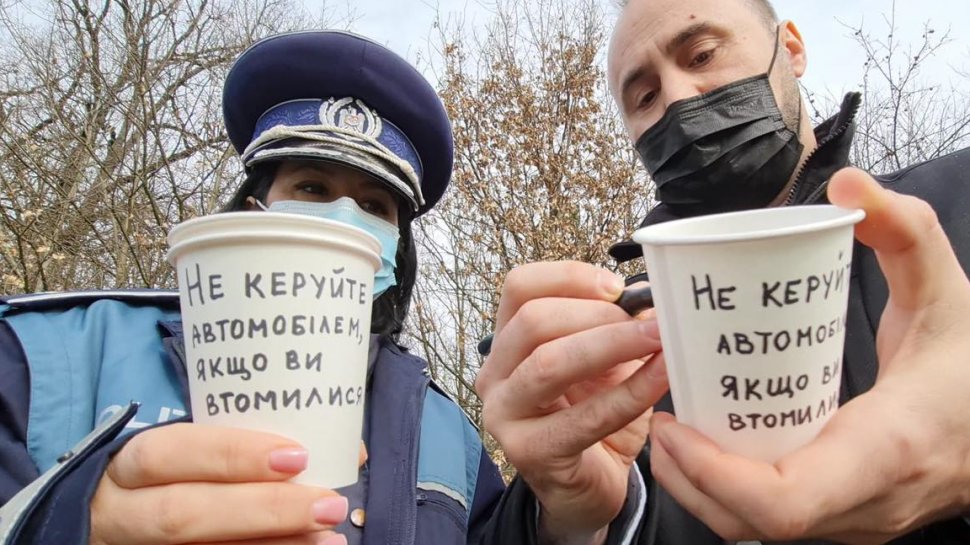 Poliţiştii români au oferit cafea şoferilor veniţi din Ucraina. Mesajul transmis pe pahare le-a atras tuturor atenţia