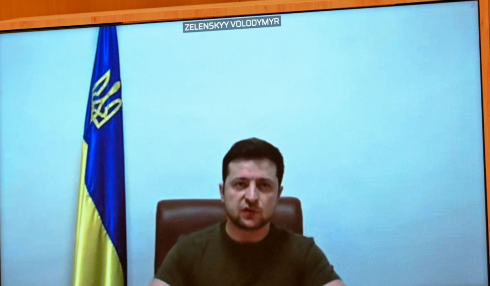 Volodimir Zelenski: ”Rușii sunt nevoiți să folosească zeci de elicoptere pentru a-și ridica morții și răniții de 19 și 20 de ani!”