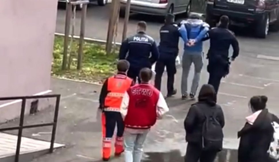 Profesor încătușat în curtea liceului după ce ar fi spart capul unui elev, în București
