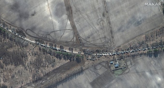 Atacurile directe și un pod distrus au încetinit înaintarea convoiului militar rus spre Kiev