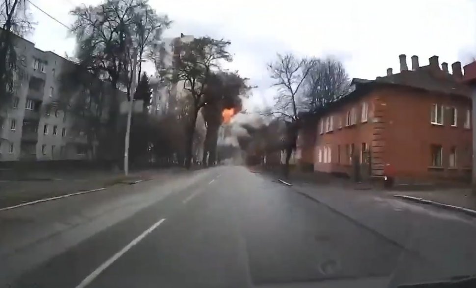 Momentul în care o bombă aruncă în aer un cartier din Cernihiv, surprins de o cameră de bord 