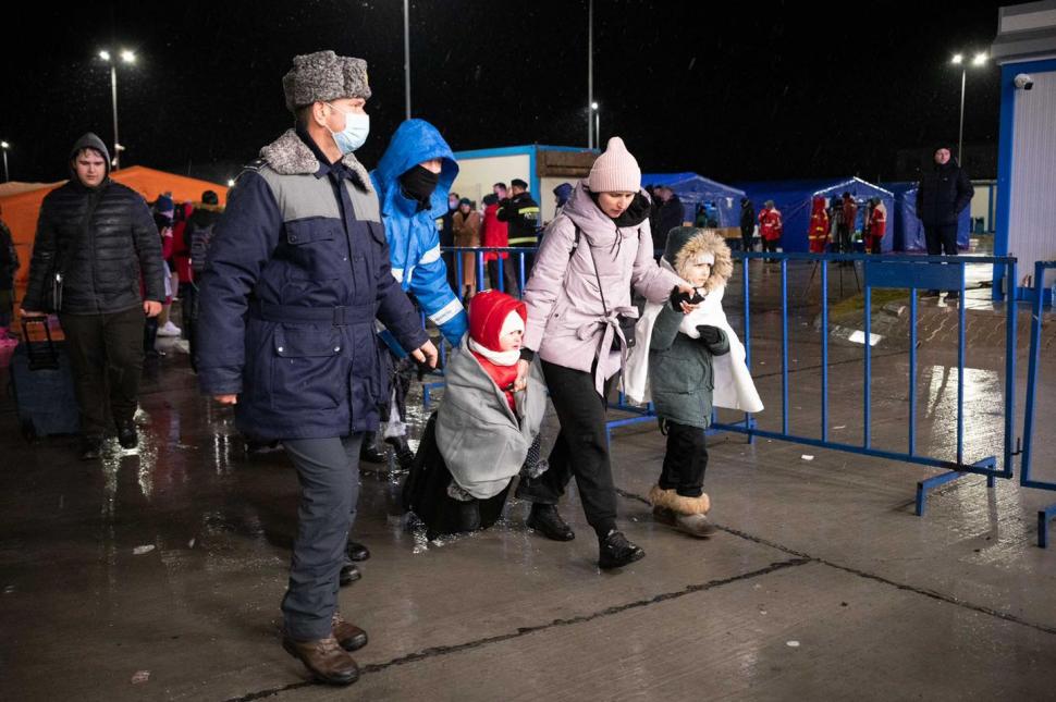 Gabriela Firea, printre refugiații ucraineni: ”Bebelușii în cărucioare și copiii erau uzi și înfrigurați” 754336