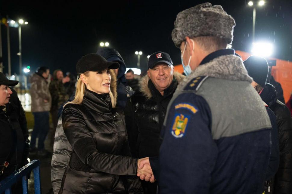 Gabriela Firea, printre refugiații ucraineni: ”Bebelușii în cărucioare și copiii erau uzi și înfrigurați” 754338
