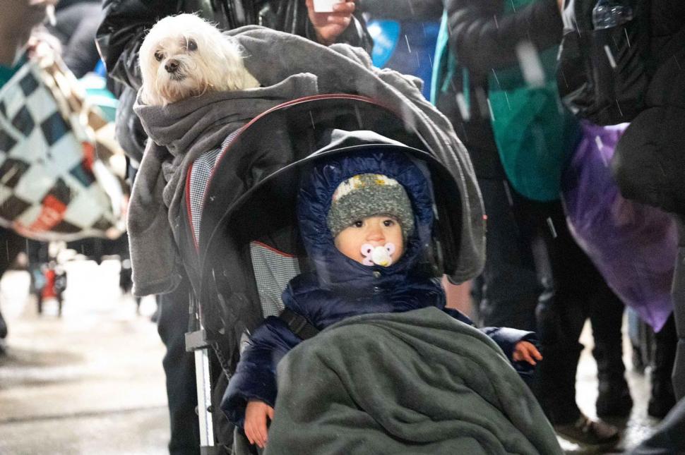 Gabriela Firea, printre refugiații ucraineni: ”Bebelușii în cărucioare și copiii erau uzi și înfrigurați” 754348