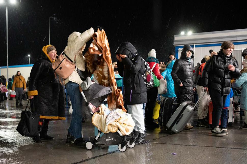 Gabriela Firea, printre refugiații ucraineni: ”Bebelușii în cărucioare și copiii erau uzi și înfrigurați” 754349