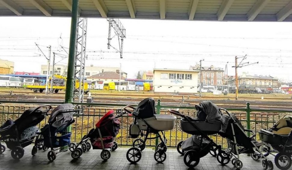 Mamele din Polonia au lăsat pe peron cărucioare goale pentru mamele din Ucraina care vin cu copii în brațe. Fotografia a devenit virală
