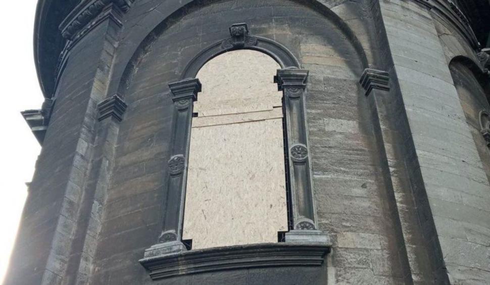 Vitraliile bisericilor din Ucraina demontate pentru a fi protejate de bombardamentele ruşilor 754389