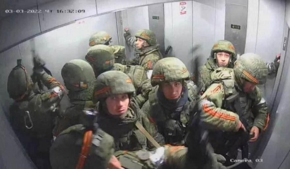 Soldaţi ruşi, înarmaţi până în dinţi, blocaţi în lift de ucraineni, într-o clădire pe care încercau să o cucerească