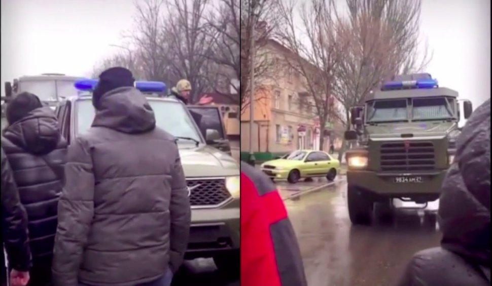 Momentul în care ucrainenii din Herson opresc un convoi rusesc cu mâinile goale. Focuri de armă trase de soldații ruși