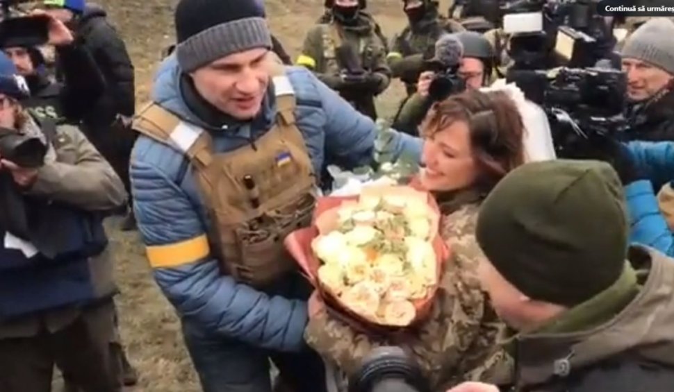 Un cuplu ucrainean s-a căsătorit pe front cu alai înarmat cu flori și puști. Le-a fost alături şi primarul Kievului, Vitali Klitschko