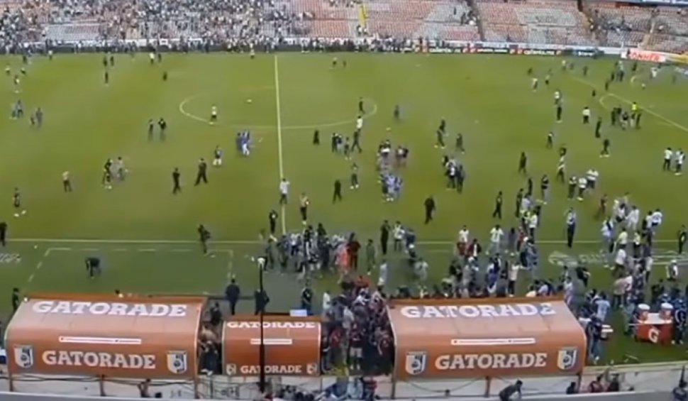 Doi morţi şi zeci de răniţi, după o bătaie uriaşă între suporteri la un meci de fotbal din Mexic