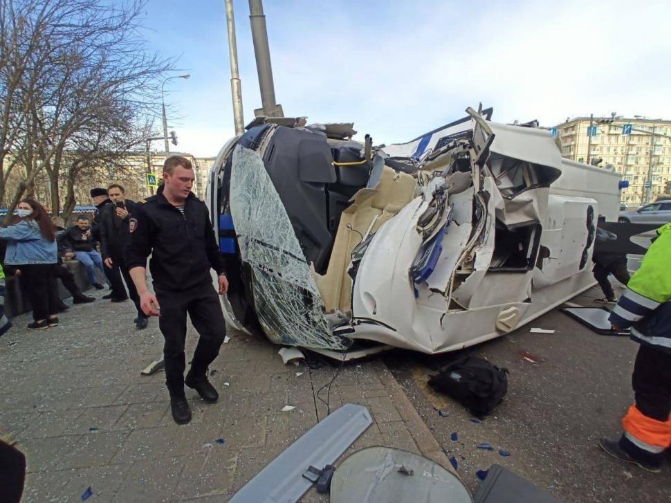 Momentul în care o dubă plină cu protestatari arestați s-a răsturnat, în Moscova 754788