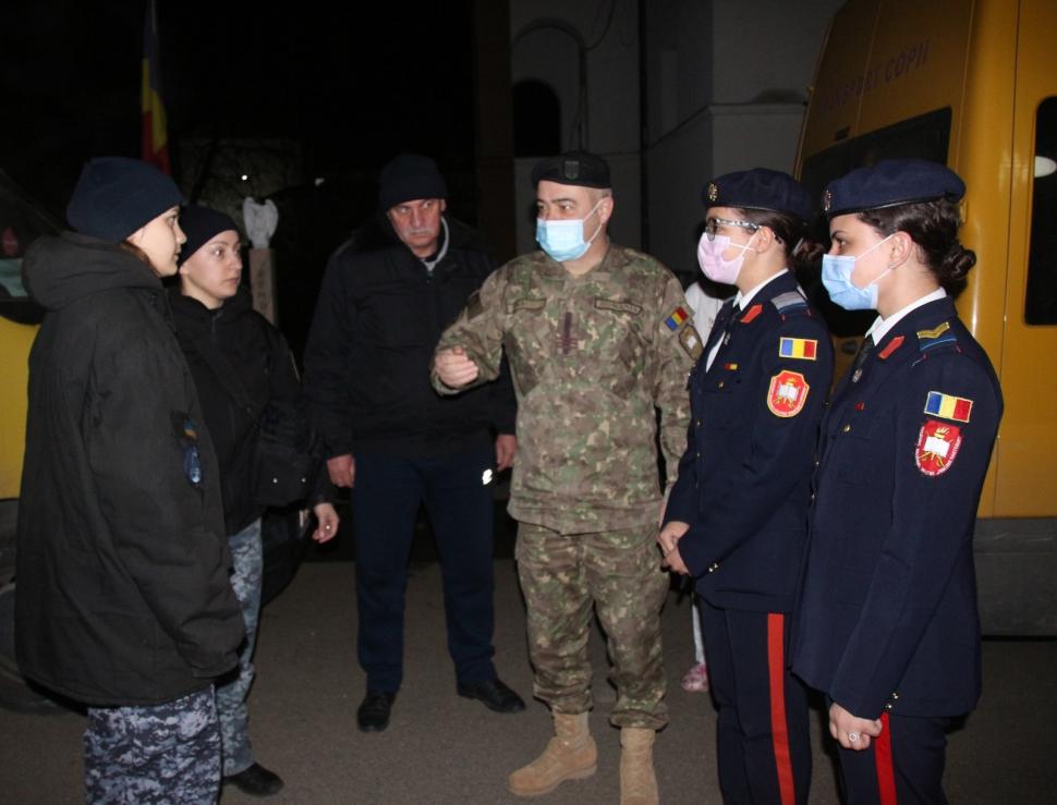 Liceeni refugiați din Ucraina, primiți cu flori, dulciuri și mărțișoare de elevii de la Colegiului Militar din Breaza 754704