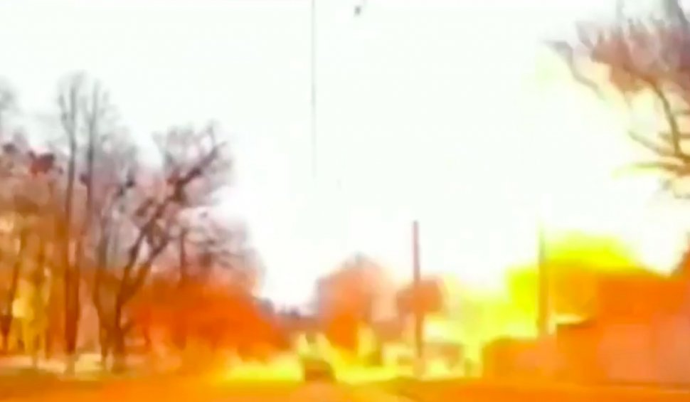 Explozie puternică într-o zonă rezidențială din Harkov, surprinsă pe camera de bord a unei mașini care trecea prin zonă