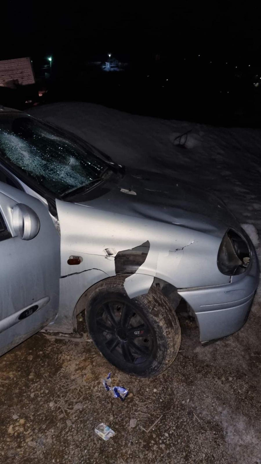 Patru tineri atacaţi cu topoarele şi o maşină distrusă, pentru o datorie de 50 de lei, la Borşa 754773