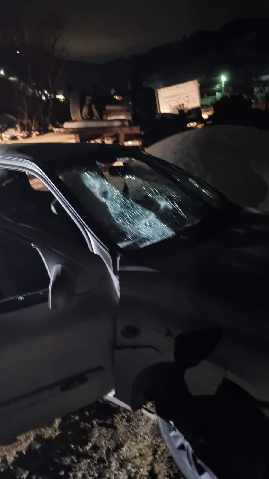 Patru tineri atacaţi cu topoarele şi o maşină distrusă, pentru o datorie de 50 de lei, la Borşa 754774