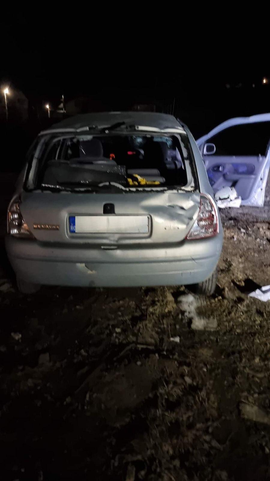 Patru tineri atacaţi cu topoarele şi o maşină distrusă, pentru o datorie de 50 de lei, la Borşa 754775