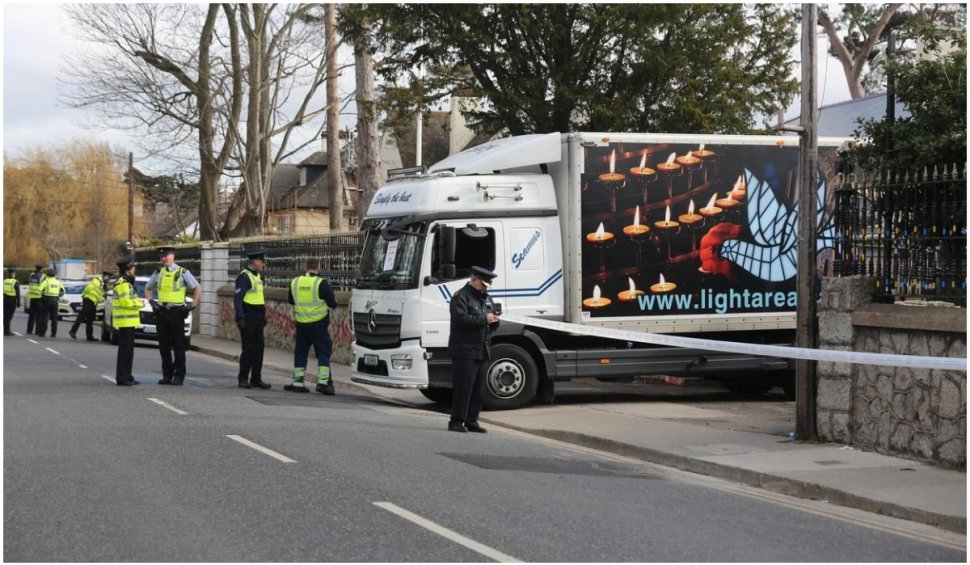 Un camion s-a izbit de porțile ambasadei Rusiei din Dublin